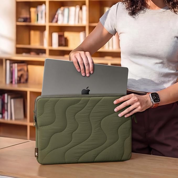 tomtoc 360 Protective Puffy Laptop Sleeve for 14-inch MacBook Pro M5 Pro/Max (2026) A3426 A3427, M4/M3 Pro/Max A3434 A3112 A3401 13.5/13.8-inch Surface Laptop 7(Copilot+ PC)/6/5/4/3, Quilted Design
